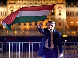 Péter Magyar, v�dce ma�arské opozi�ní strany Tisza, mává v Budape�ti státní...