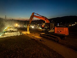 Více ne� p�l století starý most v Hodkovicích nad Mohelkou zbo�ili p�es noc.