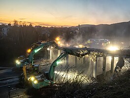 Více jak p�l století starý most v Hodkovicích nad Mohelkou zbo�ili p�es noc.