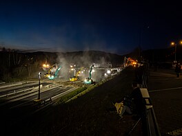 Více jak p�l století starý most v Hodkovicích nad Mohelkou zbo�ili p�es noc.
