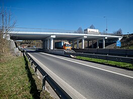Více ne� p�l století starý most v Hodkovicích nad Mohelkou zbo�ili p�es noc.