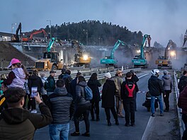 Více ne� p�l století starý most v Hodkovicích nad Mohelkou zbo�ili p�es noc.