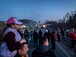 Více jak p�l století starý most v Hodkovicích nad Mohelkou zbo�ili p�es noc.