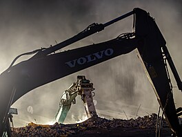 Více ne� p�l století starý most v Hodkovicích nad Mohelkou zbo�ili p�es noc.