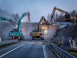 Více jak p�l století starý most v Hodkovicích nad Mohelkou zbo�ili p�es noc.