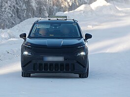 Maskovaný prototyp elektomobilu �koda Epiq p�i testech na sn�hu.