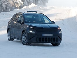 Maskovaný prototyp elektomobilu �koda Epiq p�i testech na sn�hu.