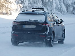 Maskovaný prototyp elektomobilu �koda Epiq p�i testech na sn�hu.