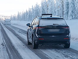 Maskovaný prototyp elektomobilu �koda Epiq p�i testech na sn�hu.