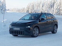 Maskovaný prototyp elektomobilu �koda Epiq p�i testech na sn�hu.