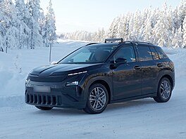 Maskovaný prototyp elektomobilu �koda Epiq p�i testech na sn�hu.