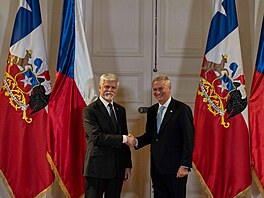 �eský prezident Petr Pavel si podává ruce s chilským prezidentem Josém Antoniem...