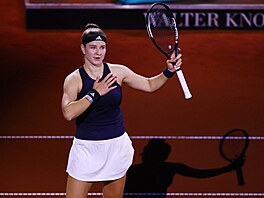 Tenistka Karolína Muchová d�kuje fanou�k�m po skalpu Gauffové.