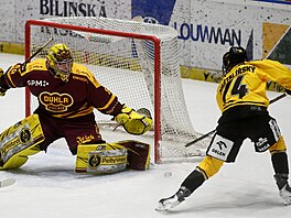 Mat�j Ma�talí�ský pálí na branku Adama Berana