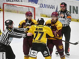 Poty�ka b�hem bará�ového klání mezi hokejisty Litvínova a Jihlavy.