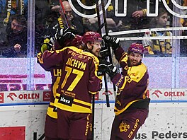 Hokejisté Jihlavy slaví gól.