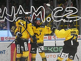 Hokejisté Livínova slaví gól Davida Ka�eho proti Jihlav�.