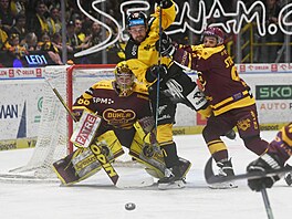 P�ed branku jihlavského Adama Berana se tla�í Theodor Pi�t�k z Litvínova. Brání...