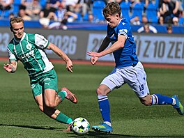 Ostravský David Planka (vpravo) se sna�í obejít Jana Matou�ka z Bohemians.