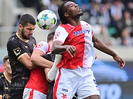 Slávistický stoper Igoh Ogbu ve vzdu�eném souboji s Filipem �ihákem z Hradce...