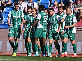 Fotbalisté Bohemians se radují z gólu Jana Matou�ka.