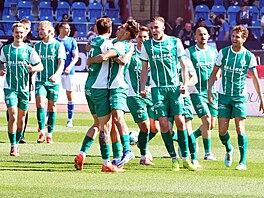 Fotbalisté Bohemians se radují z gólu, trefil se Milan Ristovski.