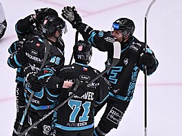 Karlovar�tí hokejisté se radují z úvodního gólu proti T�inci.