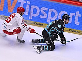 Karlovarský David ��astný padá v souboji s Marianem Adámkem z T�ince.