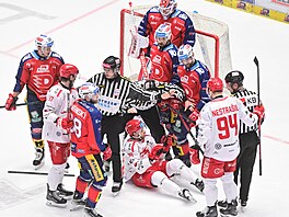 Rozhod�í se sna�í uklidnit situaci p�ed pardubickou brankou.