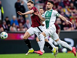 Spar�anský úto�ník Jan Kuchta se sna�í s  mí�em uniknout Nemanju Tekija�kovi z...