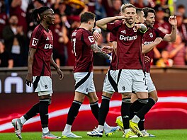 Spar�an�tí fotbalisté se radují z gólu Luká�e Haraslína.