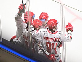T�ine�tí hokejisté se radují z gólu Ond�eje Kova��íka.