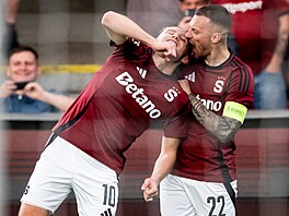 Spar�anský úto�ník Jan Kuchta slaví sv�j druhý gól proti Jablonci s Luká�em...