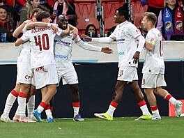 Pardubi�tí fotbalisté se radují z gólu, který vst�elil Abdullahi Tanko.