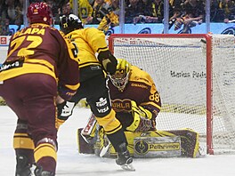 Litvínovský úto�ník David Ka�e trefuje pravý horní roh branky Adama Berana z...