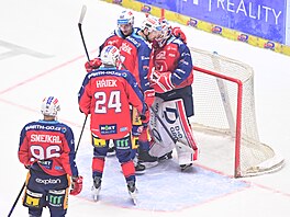 Pardubi�tí hokejisté slaví vít�zství v prvním extraligovém finále proti T�inci.