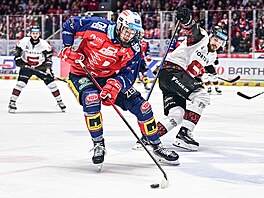 Pardubický úto�ník Jáchym Kondelík s pukem p�ed Davidem N�me�kam ze Sparty