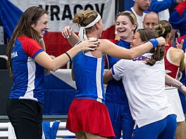 �eské tenistky slaví po výh�e Marie Bouzkové postup na finálový turnaj BJK Cupu.