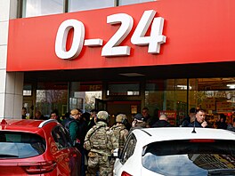 Nejmén� p�t lidí zahynulo na jihu Kyjeva p�i st�elb� mu�e z Moskvy, uvedly...