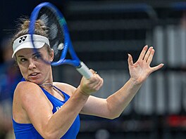 Linda Nosková hraje forhend v utkání BJK Cupu proti �výcarkám.