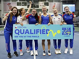 �eské tenistky slaví postup na finálový turnaj BJK Cupu.