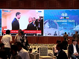 Americký viceprezident J. D. Vance (vlevo) s pákistánským premiérem �ahbázem...