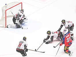 Jan Mandát p�ekonává Jakuba Ková�e v sedmém semifinále extraligového play off.