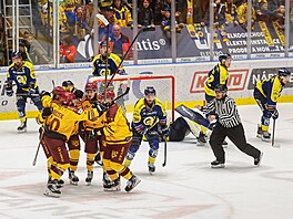 Jihlav�tí hokejisté se radují z gólu v �estém finále první ligy proti Zlínu.