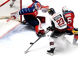 Roman Will vykopává puk z brankovi�t� p�ed spar�anským úto�níkem Pavlem...