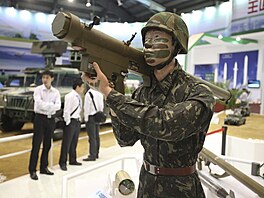 Figurína dr�í �ínský protiletadlový raketový systém ( MANPAD) FN-16  na...
