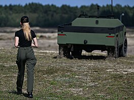 Voja�ka v Polsku testuje ukrajinský pozemní robotický systém Protector. (18....