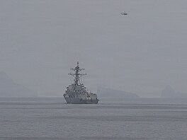 Torpédoborec amerického námo�nictva USS Michael Murphy na odminovací misi v...