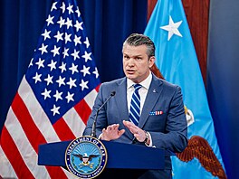 Americký ministr obrany Pete Hegseth na tiskové konferenci v Pentagonu (16....