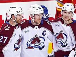 Gabriel Landeskog (uprost�ed), Brett Kulak (vlevo) a Martin Ne�as slaví branku...
